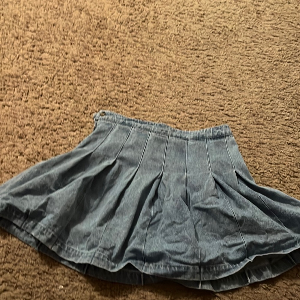 has a button and zipper in back